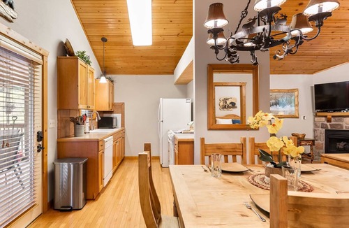 Reeds Spring Cabin | StoneBridge Gated Resort-"Four Acorns Lodge" Quiet w/Great Parking and close to SDC - Lodge #79