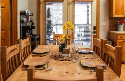 Reeds Spring Cabin | StoneBridge Gated Resort-"Four Acorns Lodge" Quiet w/Great Parking and close to SDC - Lodge #79