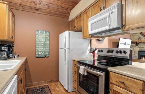 Branson West Cabin | Stonebridge Local Hero: Private Hot Tub, Minutes to Silver Dollar City, First Responder Owned