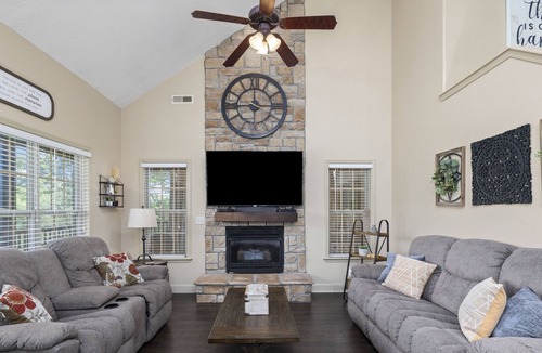 Branson West Villa | Stonebridge Villa sitting on the edge of Ledgestone Golf Course's 13th Fairway!