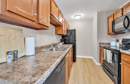 New Albany Apartment | Stonecrest 701, 2Bd Apt I Free Parking I Pool