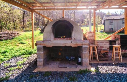 Front Royal House | Stonefire pizza oven frisbee golf and pond
