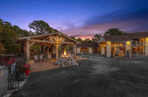 Eureka Springs Apartment | Stonegate Lodge King Bed WIFI 50in Roku TV Salt Water Pool Room # 302