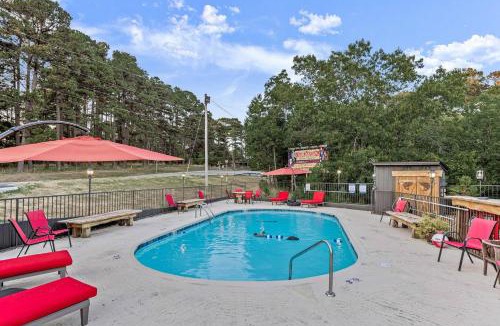 Eureka Springs Apartment | Stonegate Lodge King Bed, WIFI, 50in Roku TV, Salt Water Pool Room #103