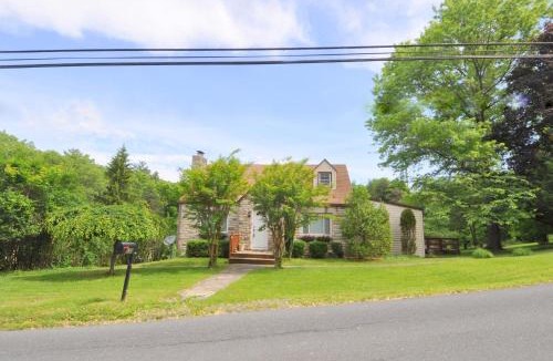 Berkeley Springs Ski Chalet | Stonehedge - 3 BR Cottage