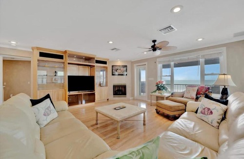 Independence Square Apartment | Stones Throw Beachfront Premier Suite #4 VIEWS