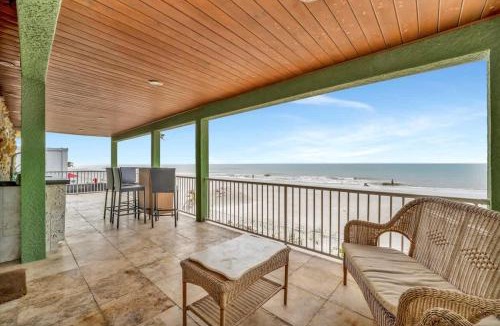 Independence Square Apartment | Stones Throw Beachfront Premier Suite #4 VIEWS
