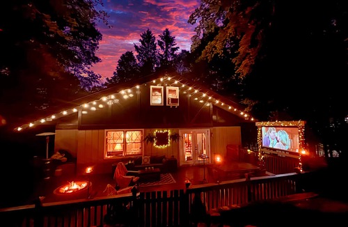 Charter Hills Cabin | Storybook Chalet/Watch Movies Under the Stars/Hot Tub/Hiking/Biking/Concerts