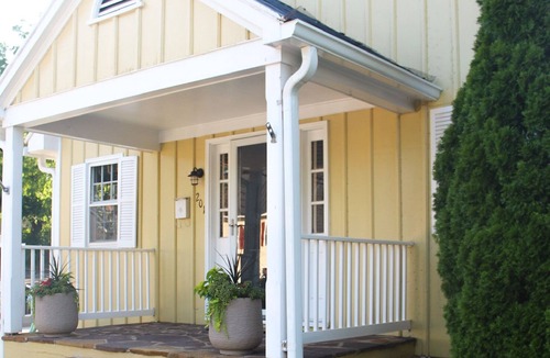 Leesburg's Old and Historic District House | Storybook cottage on Leesburg's most historic block — walk to everything