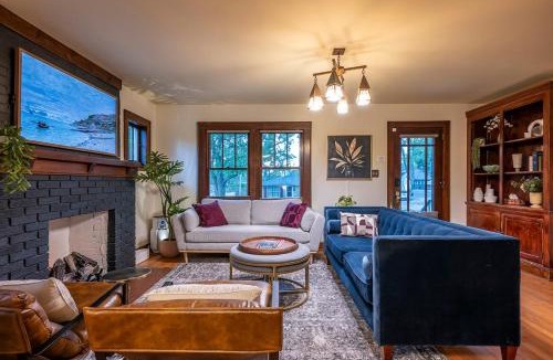 Lee's Summit House | Storybook Escape - Hidden Speakeasy, Hot Tub, Sauna