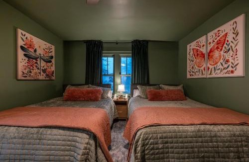 Lee's Summit House | Storybook Escape - Hidden Speakeasy, Hot Tub, Sauna