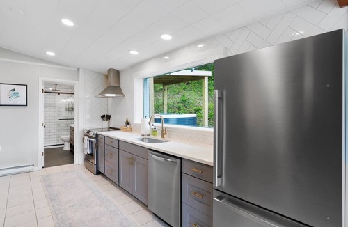 New Market Cabin | Storybook Lodge: Hot tub. 75 inch TV. Near Luray