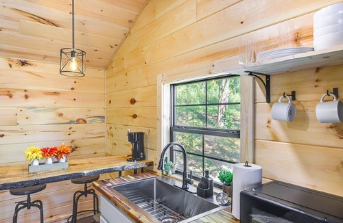 Lynx Cottage | Stout Cabin w/Fire Pit: 1 Mi to Ohio River!
