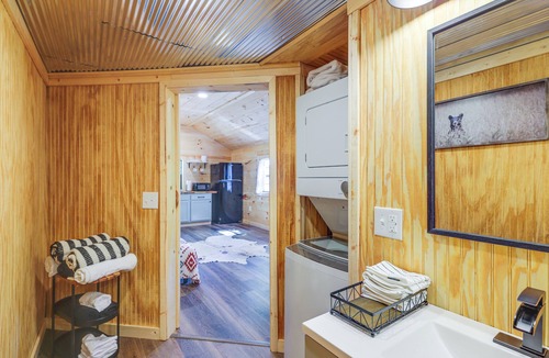 Lynx Cottage | Stout Cabin w/Fire Pit: 1 Mi to Ohio River!