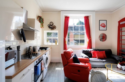 Cotham Apartment | STR8BS8 Banksy 2-Bedroom Apartment, Clifton, Parking & Garden