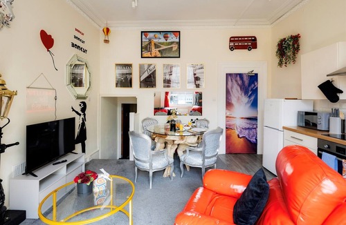 Cotham Apartment | STR8BS8 Banksy 2-Bedroom Apartment, Clifton, Parking & Garden
