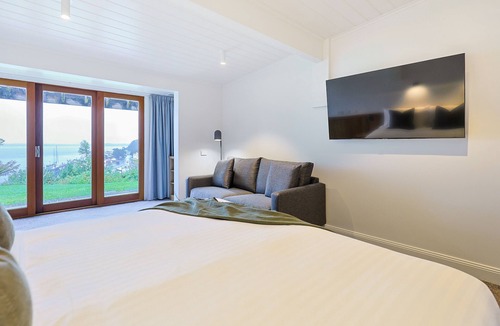 Strahan Hotel | Strahan Village