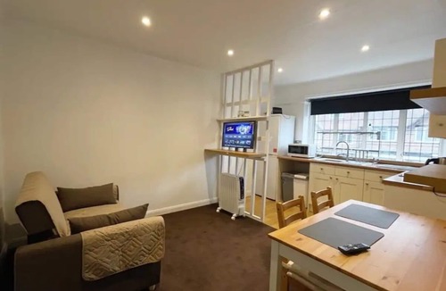 Sutton Apartment | Straight Inn
