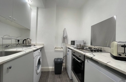 Sutton Apartment | Straight Inn