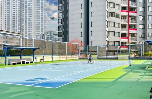 Setiabudi Apartment | Strategic Rasuna 3BR Apt Fits 12 Pool & Wi-Fi