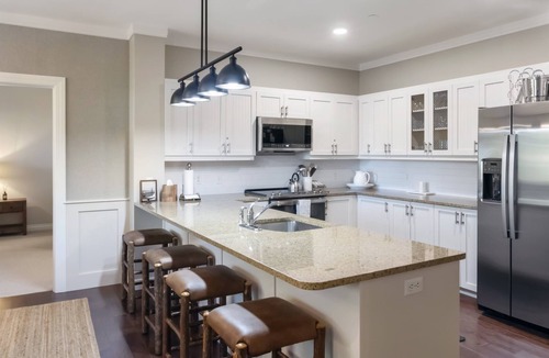 Stratton Mountain Condo | Stratton base condo w/pool & hot tub