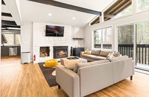 Winhall Ski Chalet | Stratton Mountain Ski Chalet: Hot Tub, Gameroom, Firepit, Grill, EV & Pond Views