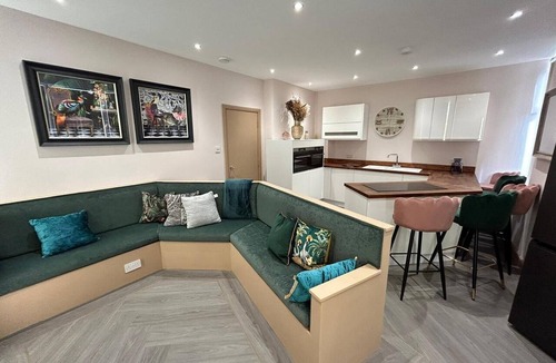 South Shore Apartment | Strawberry Fields Suite by Sasco Apartments