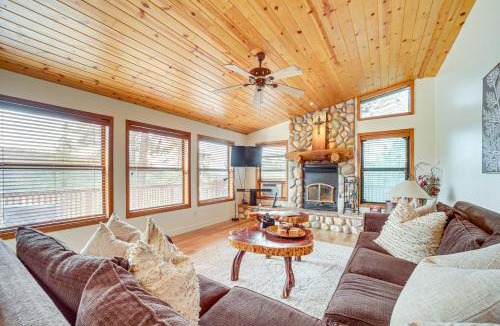 Strawberry House | Strawberry Hideaway in the Pines w/Hot Tub!