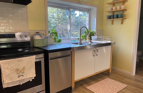 South Haven Cottage | Strawberry Hill Cottage South Haven - Bike Trail, Wineries, Wooded Retreat