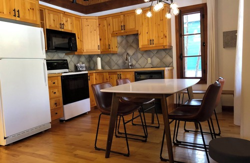Val Morin Cottage | Streamside Retreat on Petit Train du Nord at km 39 - Cedar Creek Cottage