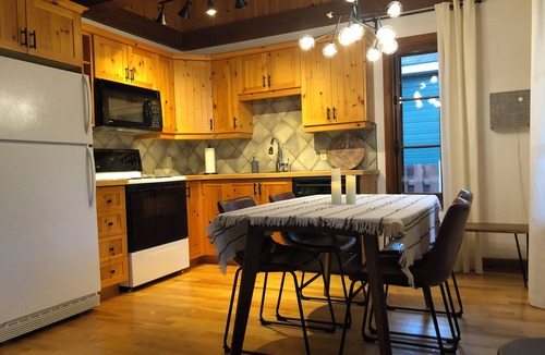 Val Morin Cottage | Streamside Retreat on Petit Train du Nord at km 39 - Cedar Creek Cottage