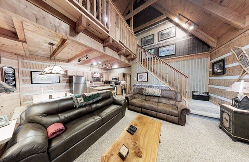 Gatlinburg - Pigeon Forge Cabin | Streamsong Secluded Creek View Cabin with Hot Tub and Pool Table by RedAwning