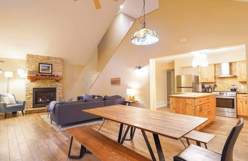 Glacier Cabin | String Lights & Hot Tub -Cabin Near Mt Baker