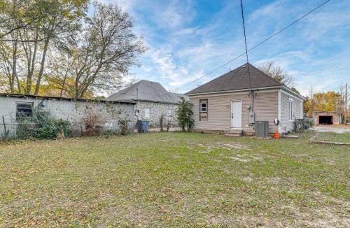 Joplin House | Stroll to Main St Eats! Pet-Friendly Joplin Escape
