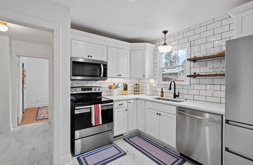 Manito House | Stroll to Manito Park, Cozy, Classic, Unforgettable | The Colette