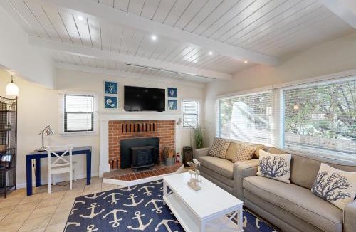Stinson Beach House | Stroll to Shore: Stinson Beach Gem w/Hot Tub