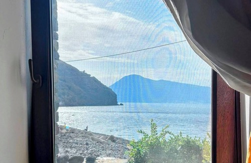Acquacalda Cottage | Strongyle-Aeolian-style cottage on the beach with beautiful terrace and W-fi