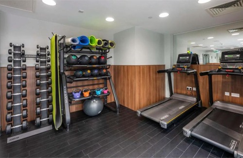 Runnymede Apartment | Students Only Straits Egham - 40 mins to Waterloo - Direct Bus to Heathrow