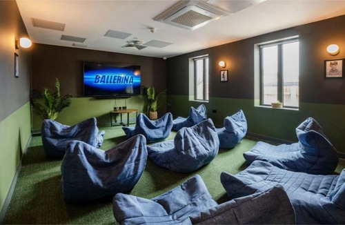 Runnymede Apartment | Students Only Straits Egham - 40 mins to Waterloo - Direct Bus to Heathrow