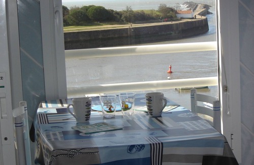 Saint-Gilles-Croix-de-Vie Apartment | studio 3rd floor elevator beautiful view of the harbor entrance and Atlantic Ocean