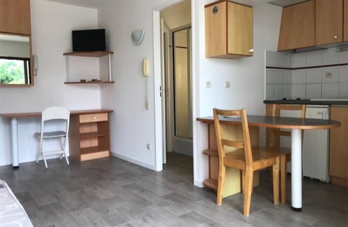La Rochelle Apartment | Studio 2 sleeps La Rochelle with pool and parking