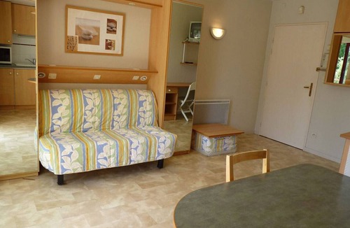 La Rochelle Apartment | Studio 2 sleeps La Rochelle with pool and parking