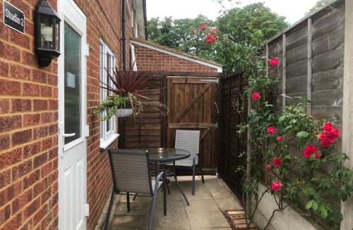 Staines Apartment | Studio-2 Staines,Heathrow, London-own entrance
