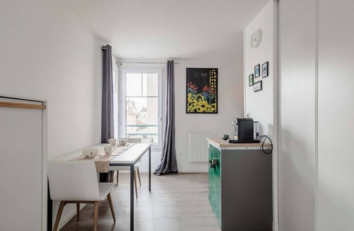 Quartier Chorier-Berriat Apartment | Studio 24m2, balcony, reversible air conditioning, private parking, streetcar