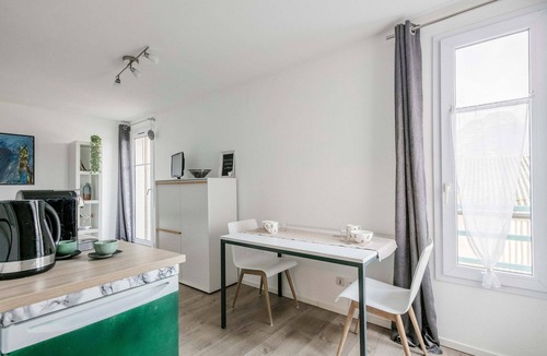 Quartier Chorier-Berriat Apartment | Studio 24m2, balcony, reversible air conditioning, private parking, streetcar