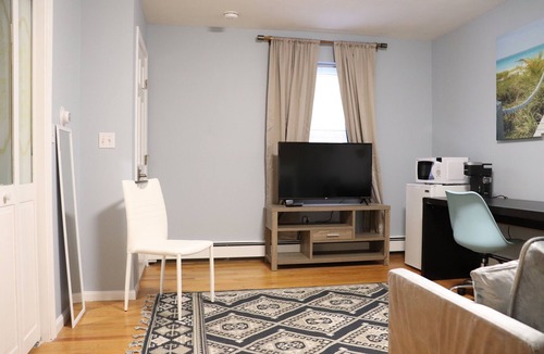 North Cambridge Apartment | Studio 3-minute walk to subway, bus: Harvard,MIT,Lesley,Tufts,downtown Boston