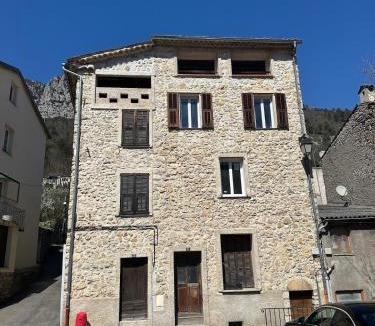 Roquesteron Apartment | Studio 3 personnes maximum avec 1 grand lit et un couchage 1 place entièrement rénové dans un joli village au cour de la nature