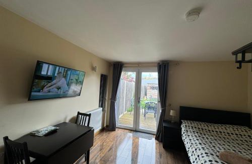 Staines Apartment | Studio-4 for professionals