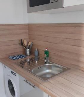 Saint-Etienne-du-Rouvray Apartment | Studio 5 moderne avec WiFi et stationnement