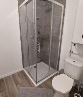 Saint-Etienne-du-Rouvray Apartment | Studio 5 moderne avec WiFi et stationnement